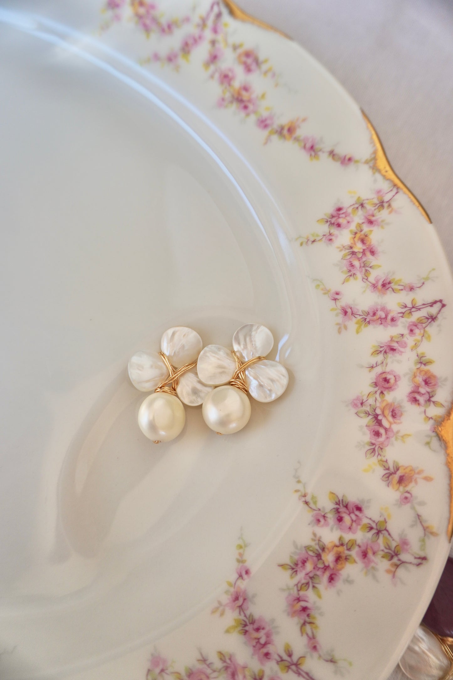 Lola White Clover Leaf